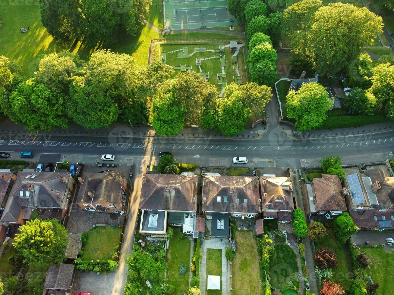 antenne visie van luton stad- van Engeland uk Bij over- de afweren openbaar park, de drone's camera beeldmateriaal was gevangen genomen Aan juni 13e, 2023 foto