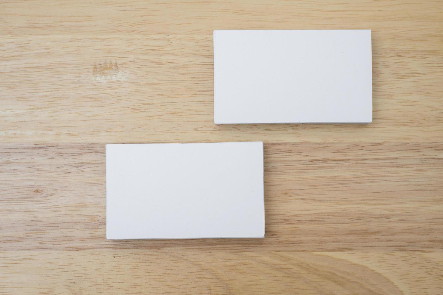 blanco visitekaartjes stapelen op houten achtergrond foto