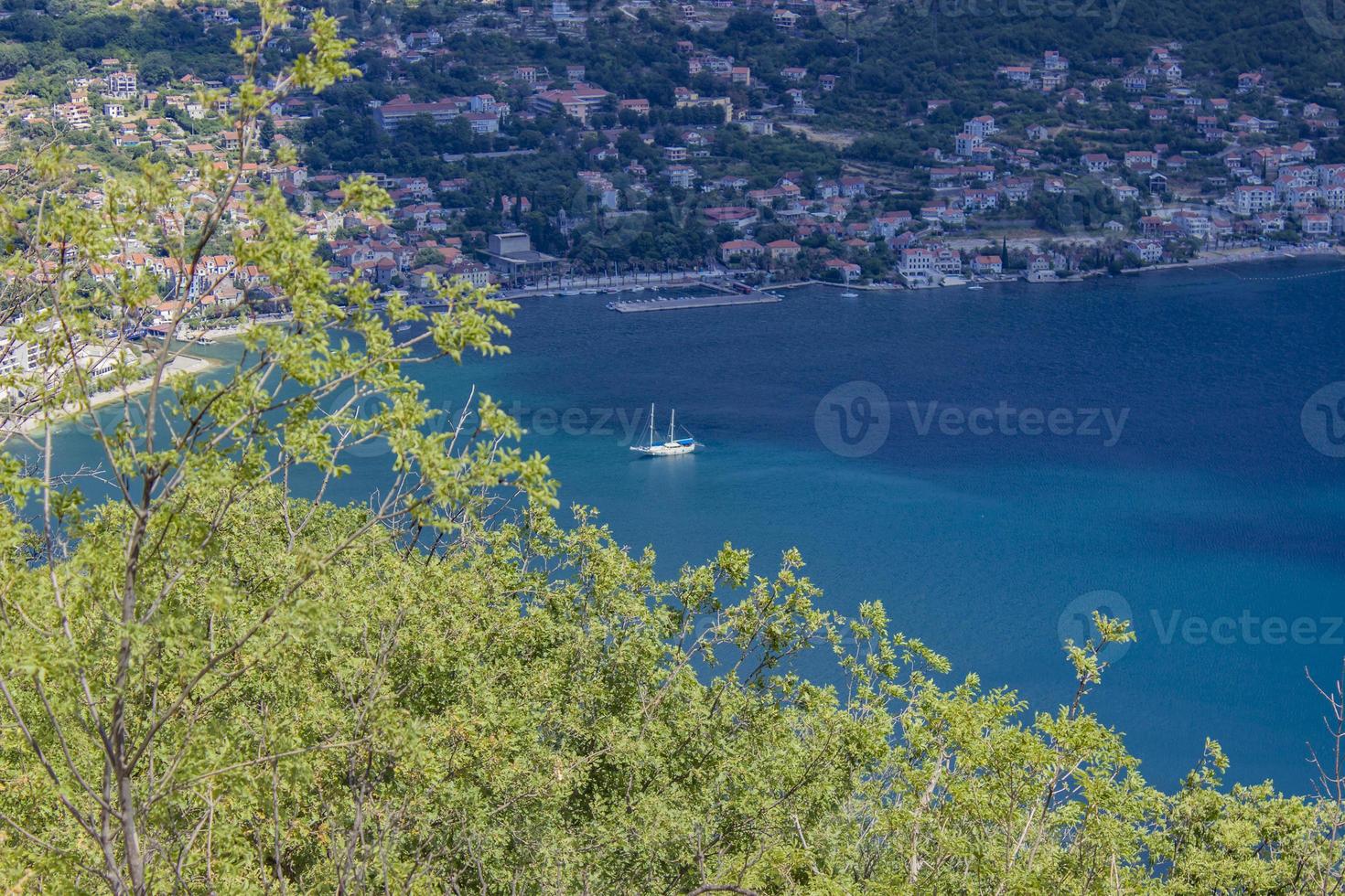 boka kotorska baai in montenegro foto