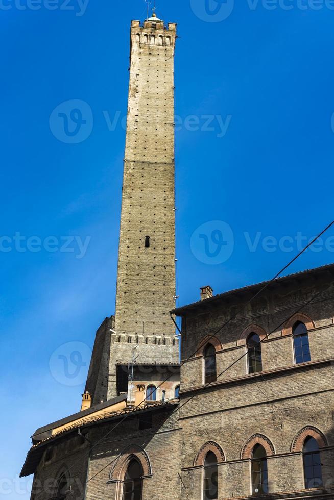 Garisenda-toren in Bologna, Italië foto