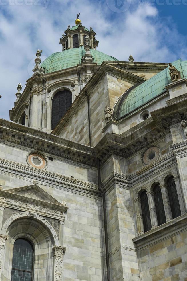 buitenaanzicht van de kathedraal van como duomo di como in italië foto