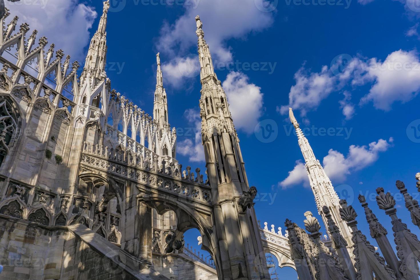 dakterrassen van de Duomo van Milaan in Italië foto