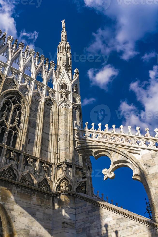 dakterrassen van de Duomo van Milaan in Italië foto