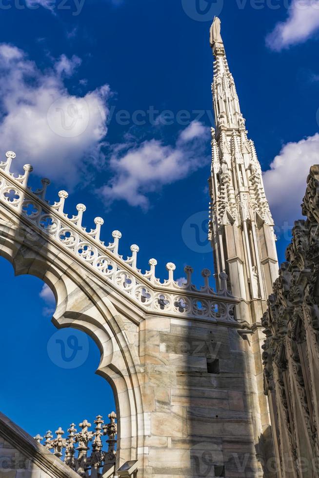 dakterrassen van de Duomo van Milaan in Italië foto