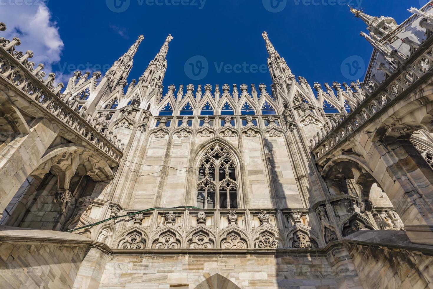 dakterrassen van de Duomo van Milaan in Italië foto