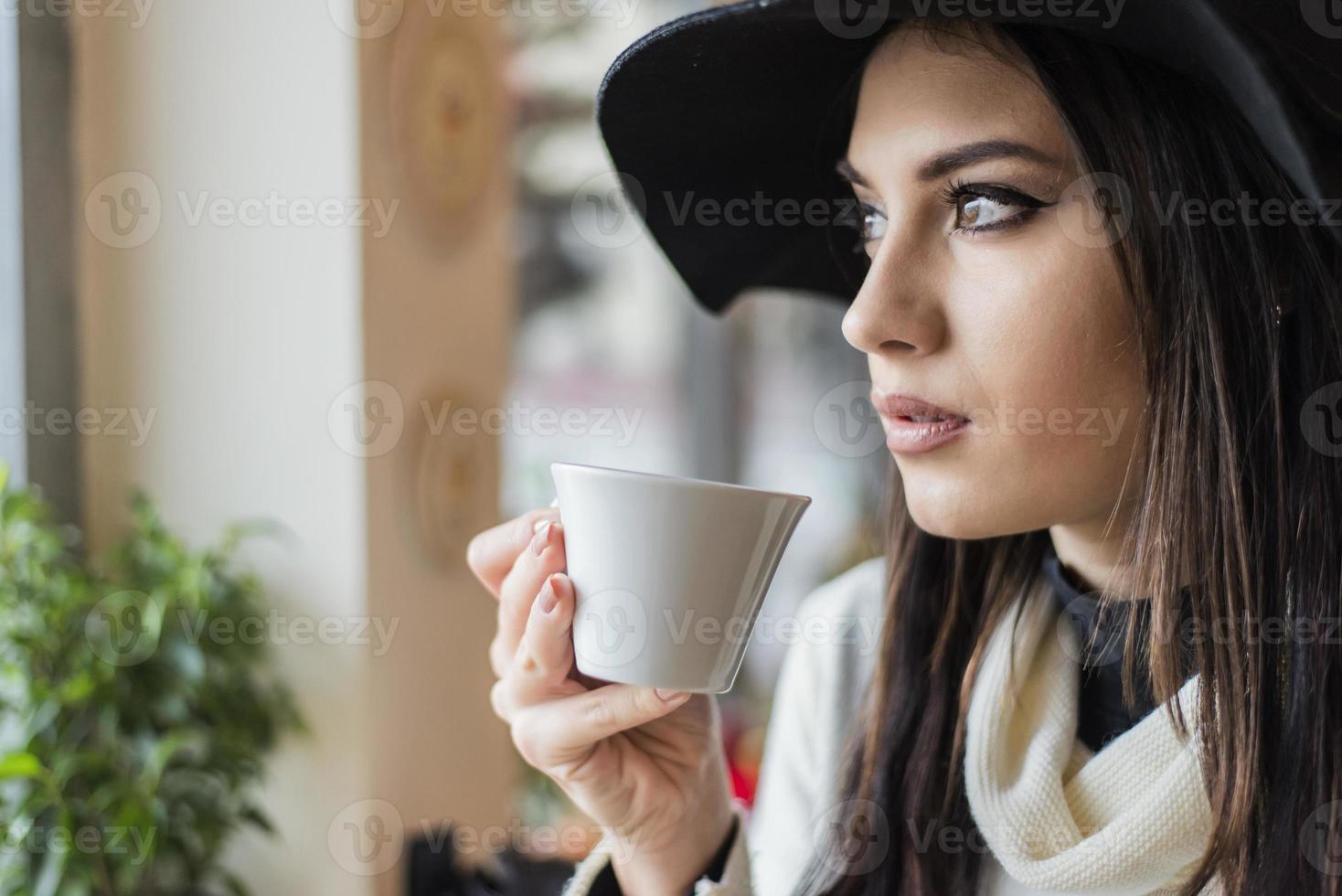 elegante jonge vrouw met hoed foto