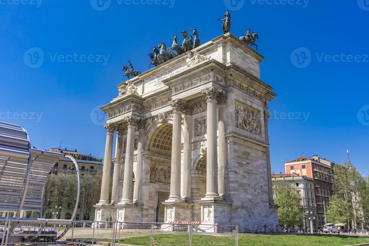 boog van triomf in park sempione in milaan, italië foto