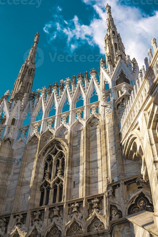 prachtig luxe terras bovenop de kathedraal van milaan met rijen gotische pinakels foto