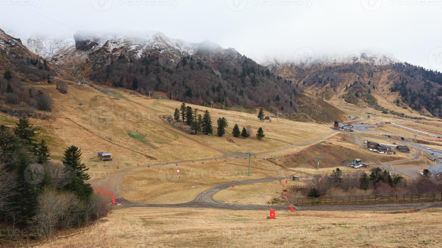 uitzicht op super besse piste in auvergne, frankrijk foto