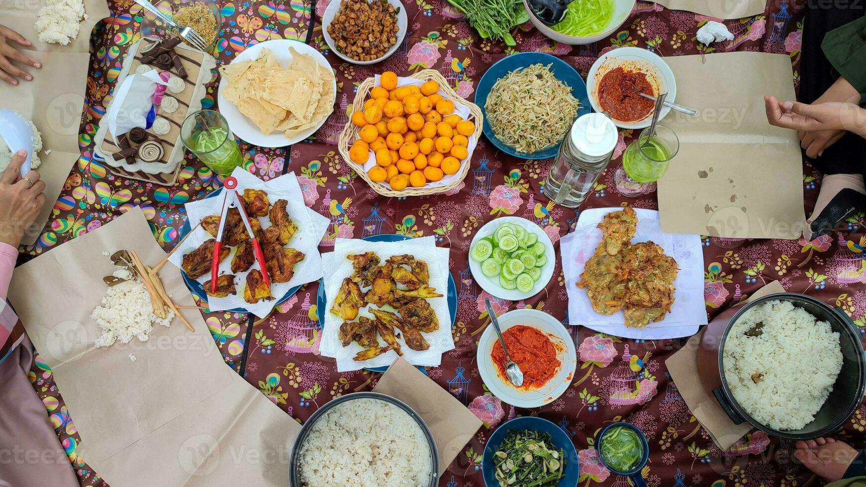 top visie met hand- divers voedsel buffet gezeefd een verdieping dining stijl met bokeh achtergrond vaak in Ramadan maand en Islam eid al fitr en al adha viering foto