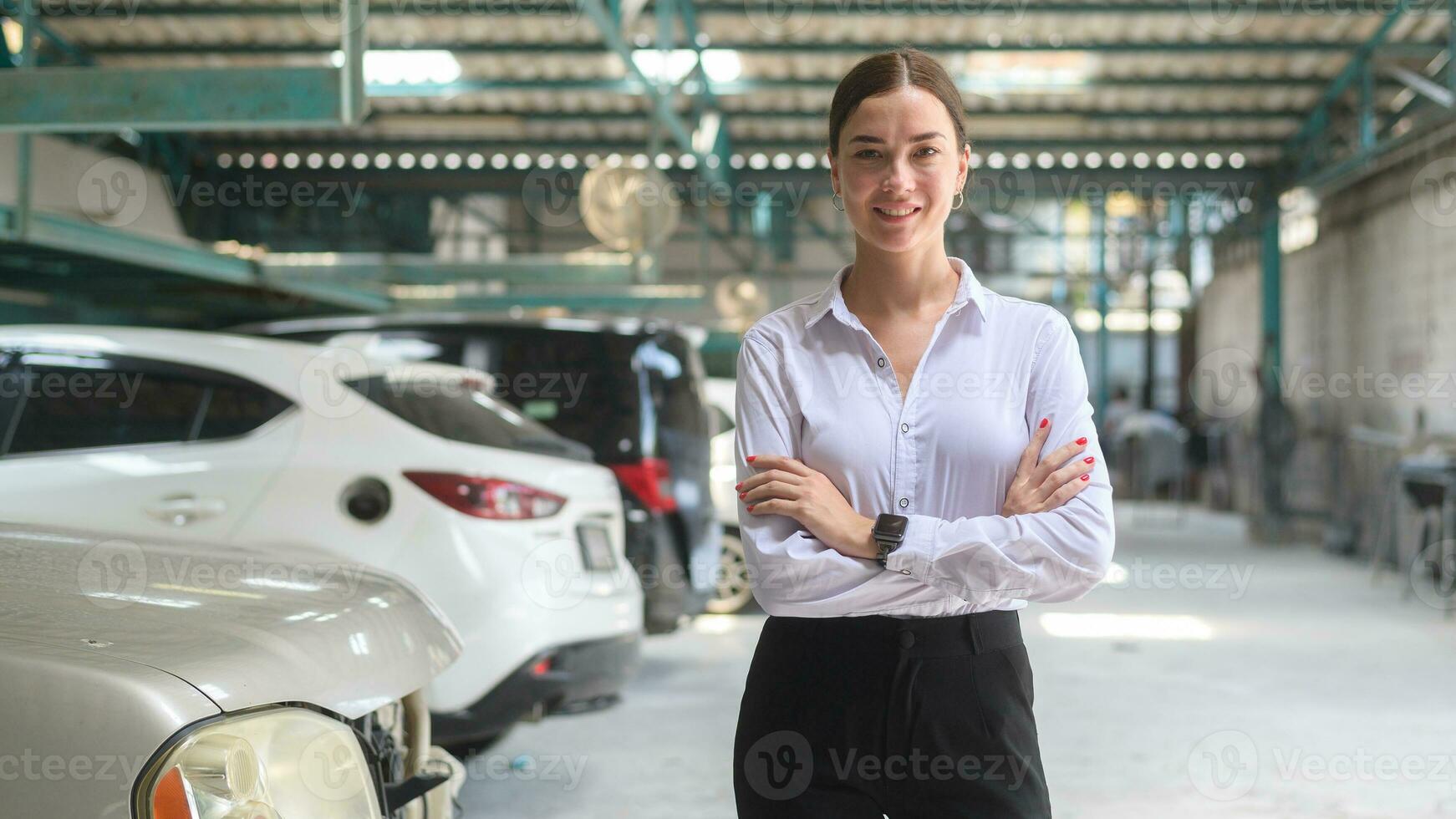 portret van jong mooi Kaukasisch vrouw glimlachen in auto reparatie winkel . concept van auto reparatie en onderhoud onderhoud. foto