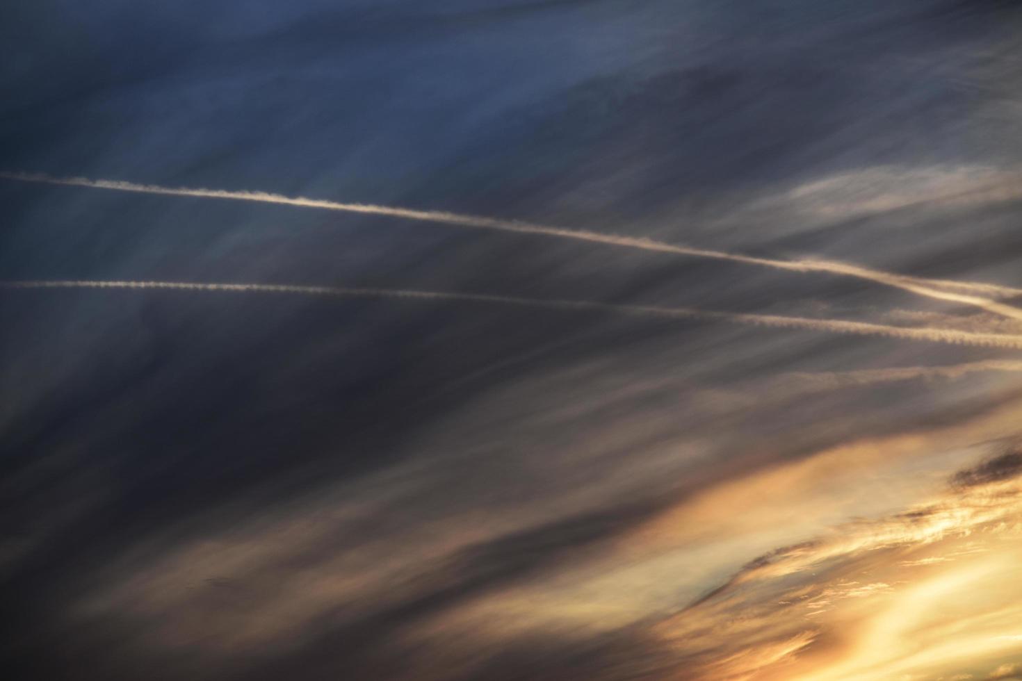 blauwe en witte bewolkte hemel foto