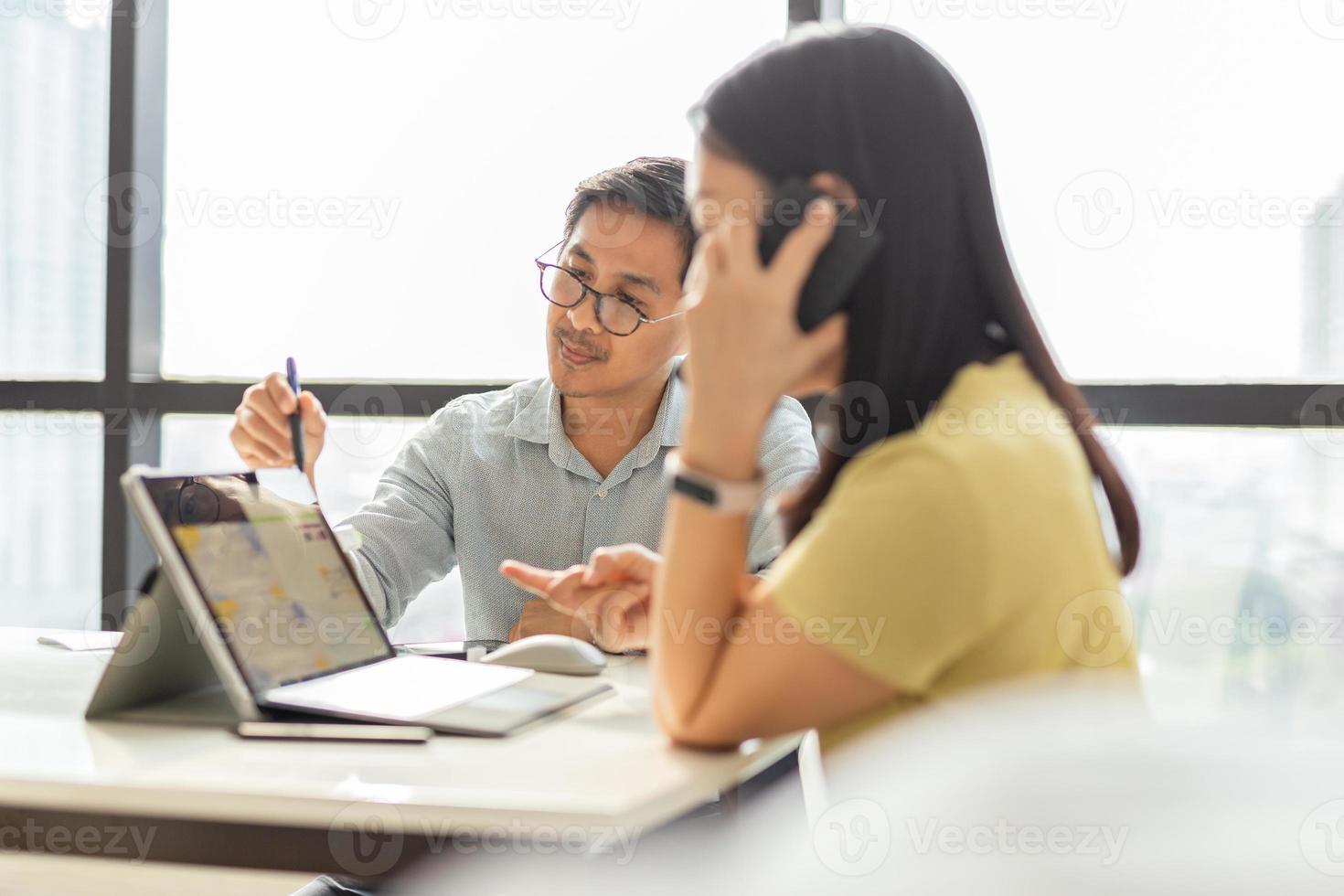 zakelijk teamwerk werken aan financieel verslag op laptopcomputer foto