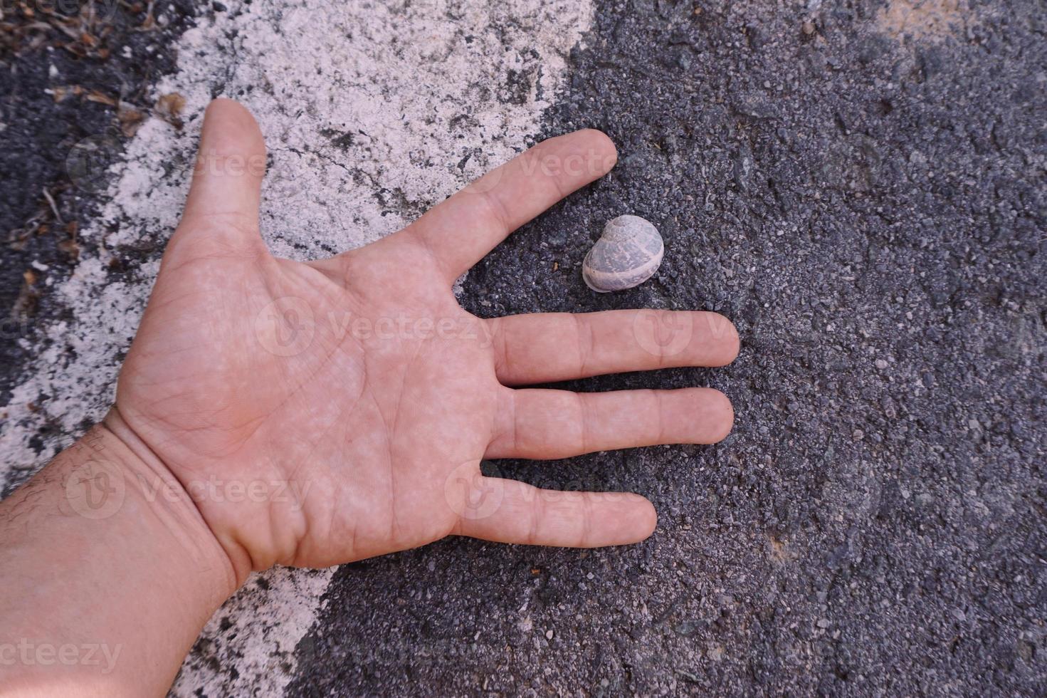 hand gebaren op de grond foto