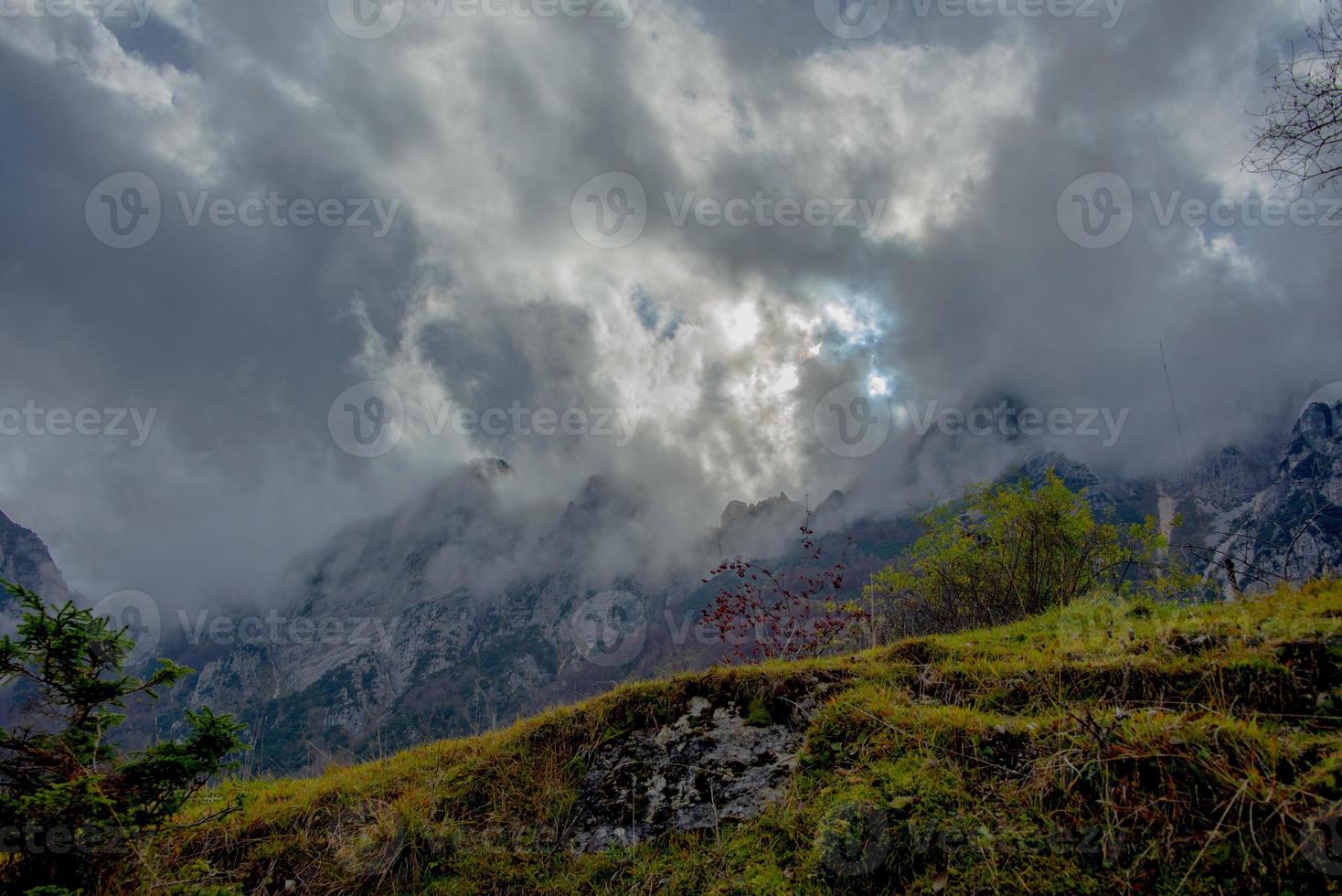 het weer verandert in de alpen foto