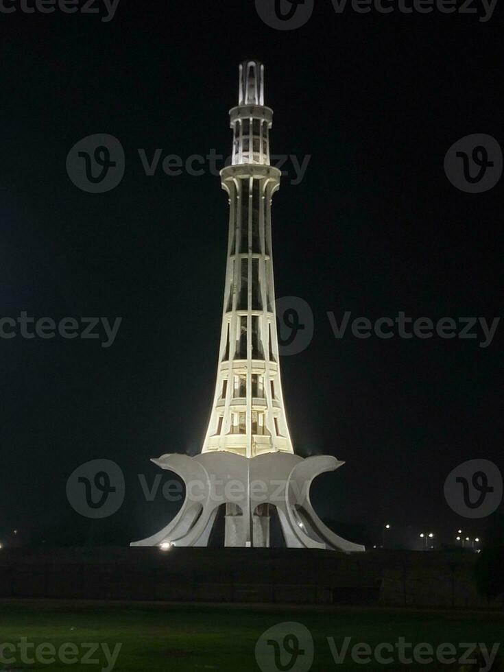 manar Pakistan tonen haar schoonheid Bij nacht foto