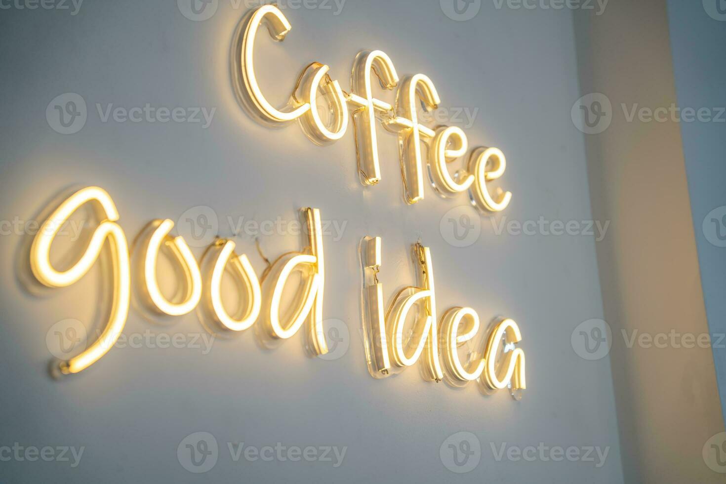 een geel neon teken Aan wit muur Bij koffie winkel. foto