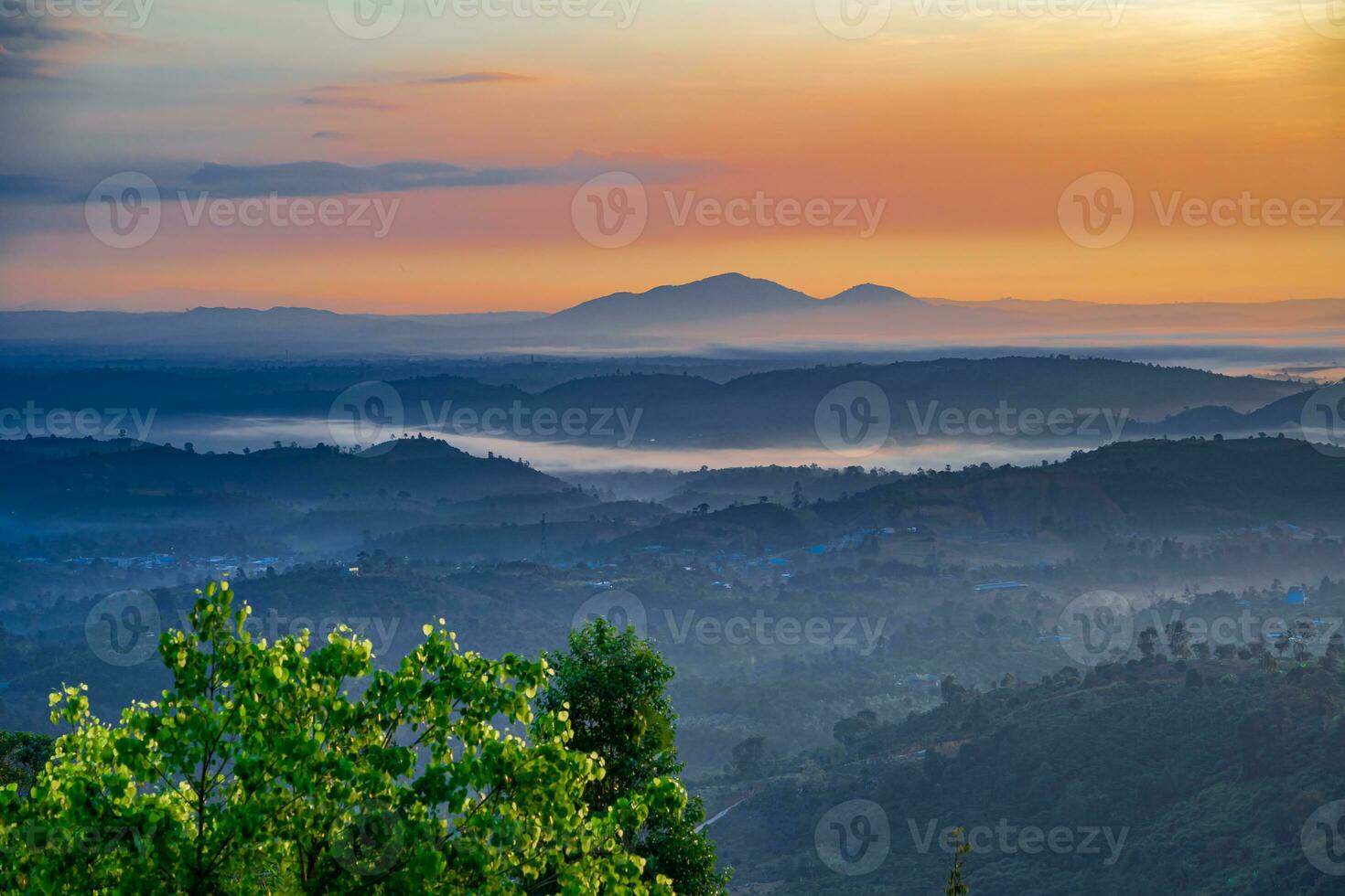 berg reeks met zichtbaar silhouetten door de ochtend- kleurrijk mist foto