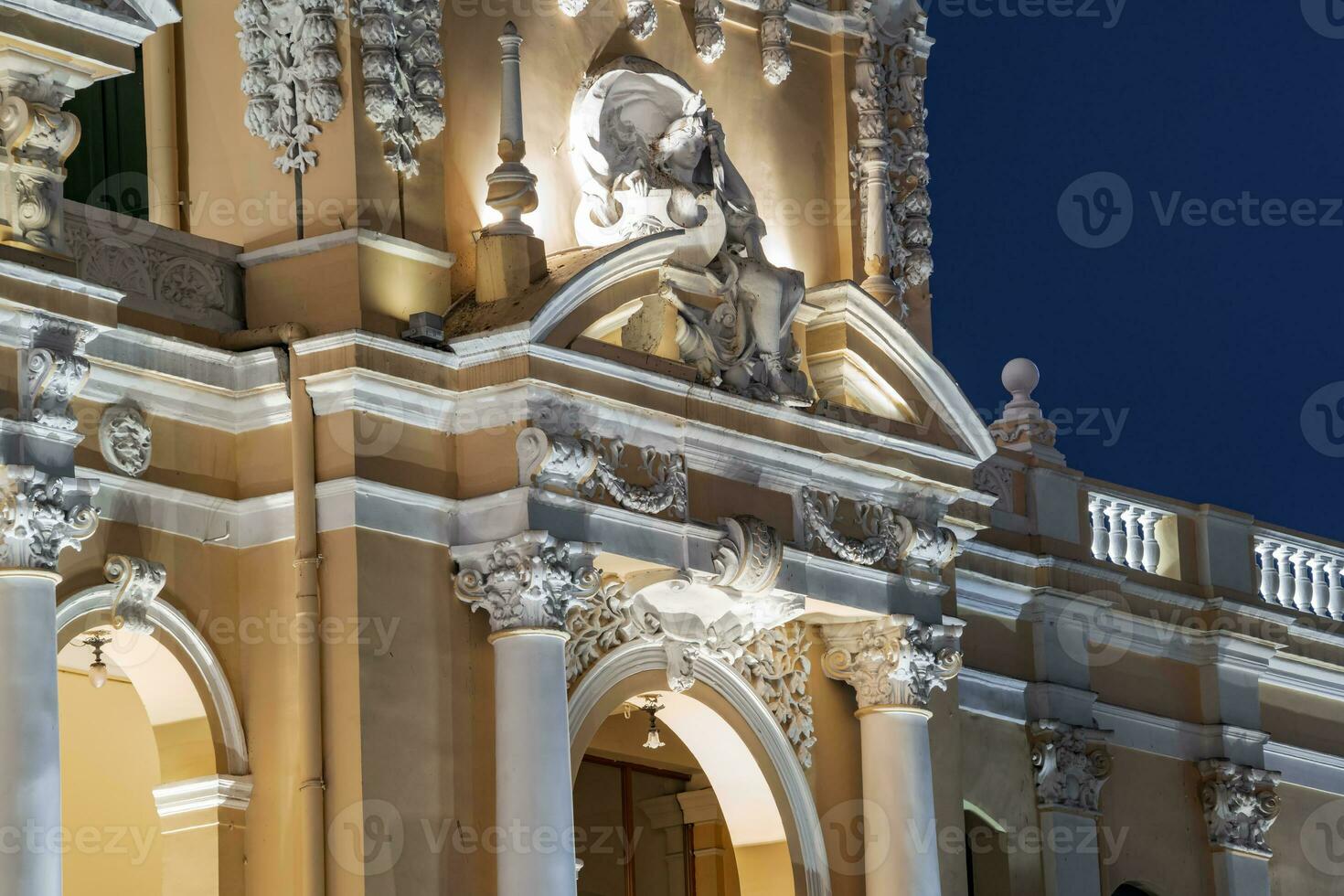 ho chi min, viet naam - 10 april 2023 Saigon stad hal, vincom centrum torens, kleurrijk straat verkeer en tropisch planten tegen de verbazingwekkend nacht. Saigon downtown met haar beroemd oriëntatiepunten. foto