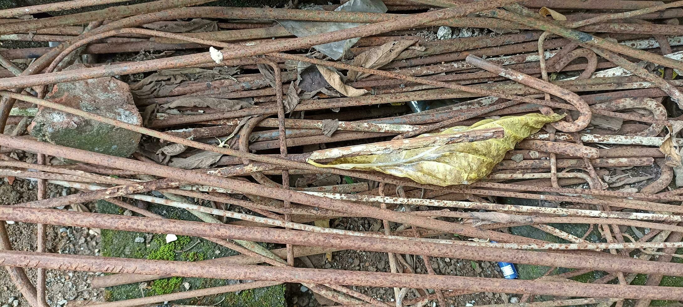 stapel van roestig ijzer foto