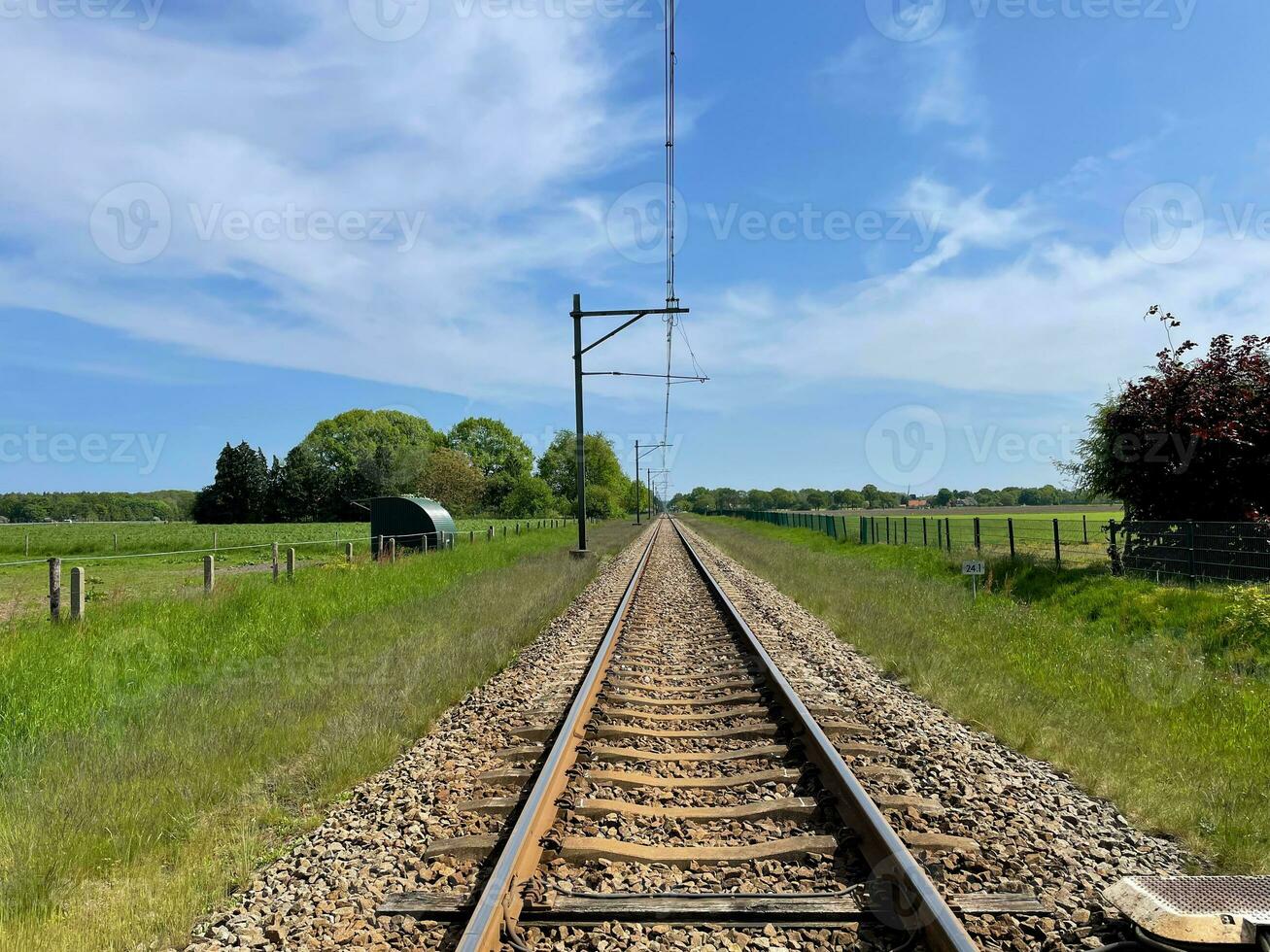 vastleggen de betoverend schoonheid van trein sporen door verbijsterend fotografie, onthullend een wereld van eindeloos mogelijkheden en boeiend momenten foto