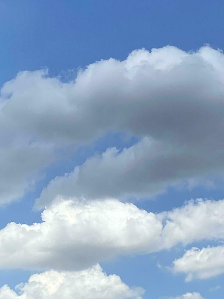 blauwe lucht met wolken foto