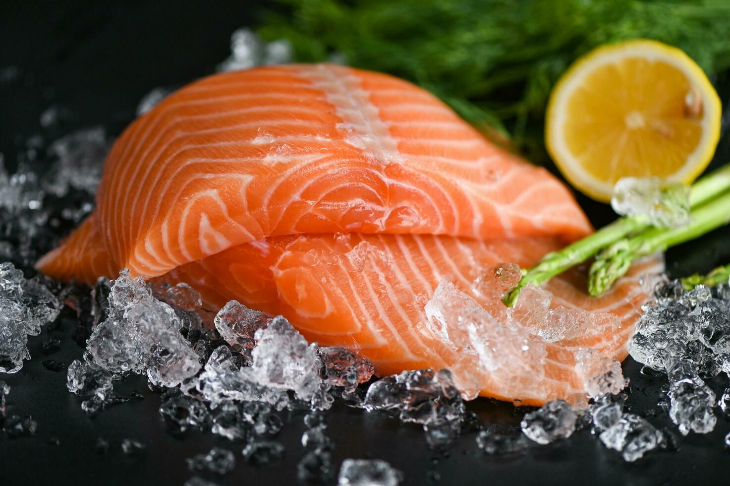 Zalm filet met citroen asperges kruid en kruiden, vers rauw Zalm vis Aan ijs voor Koken voedsel zeevruchten Zalm vis foto