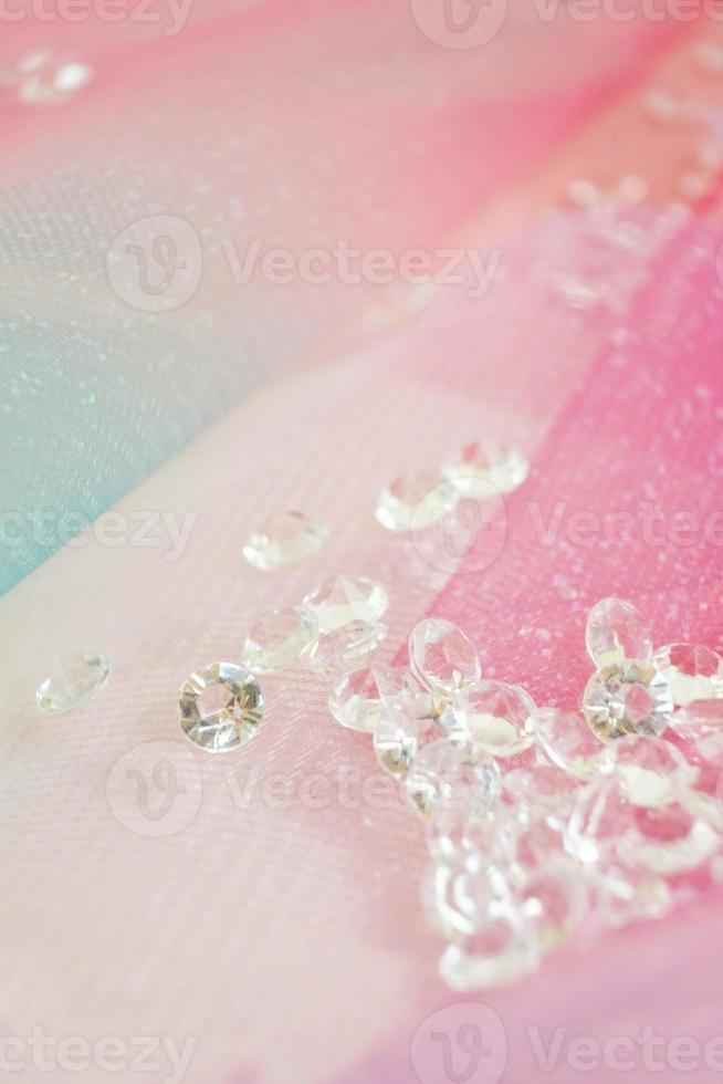 een mooie en elegante macro van glitter van fonkelende diamanten met bokeh of scherptediepte en roze textuur als achtergrond foto