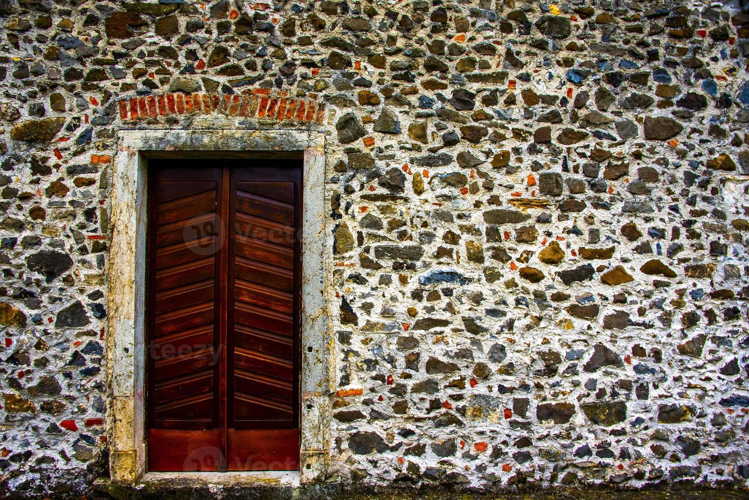 houten deur op nette stenen muur foto