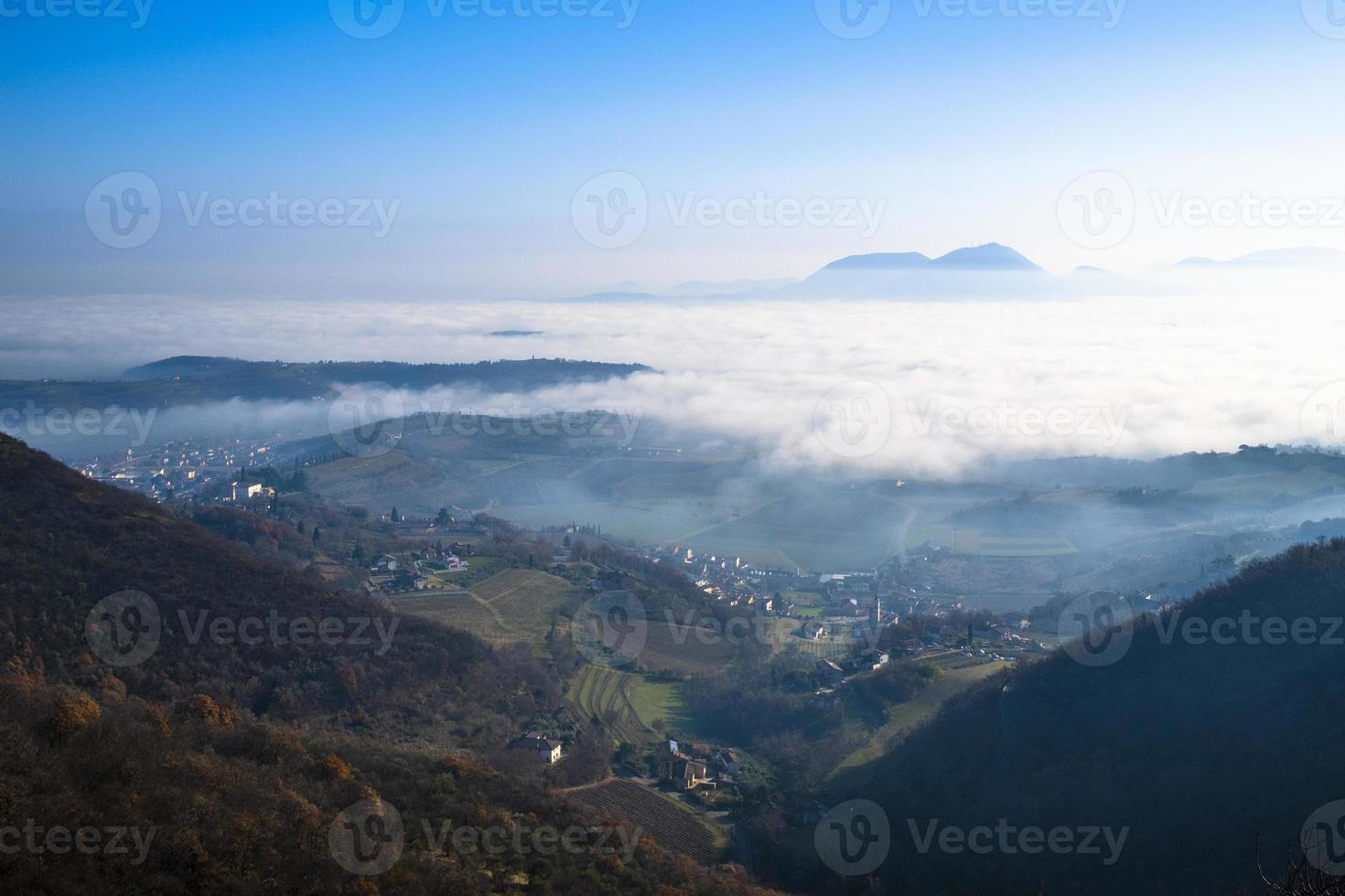 vallei mist heuvels foto