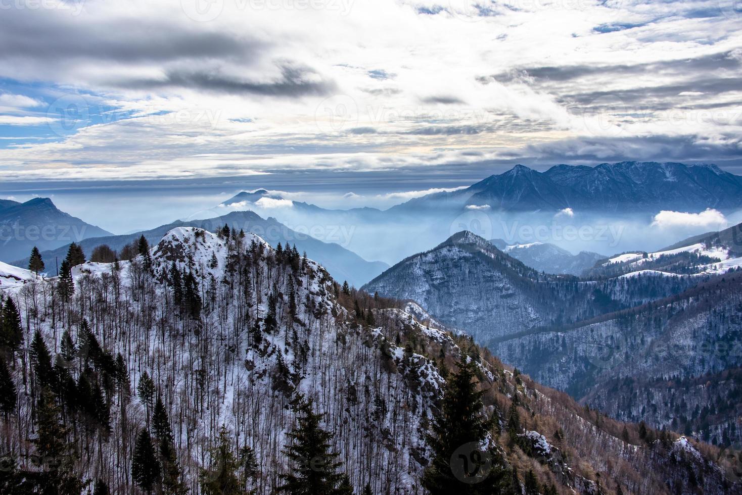 met sneeuw bedekte bergtoppen in de wolken foto