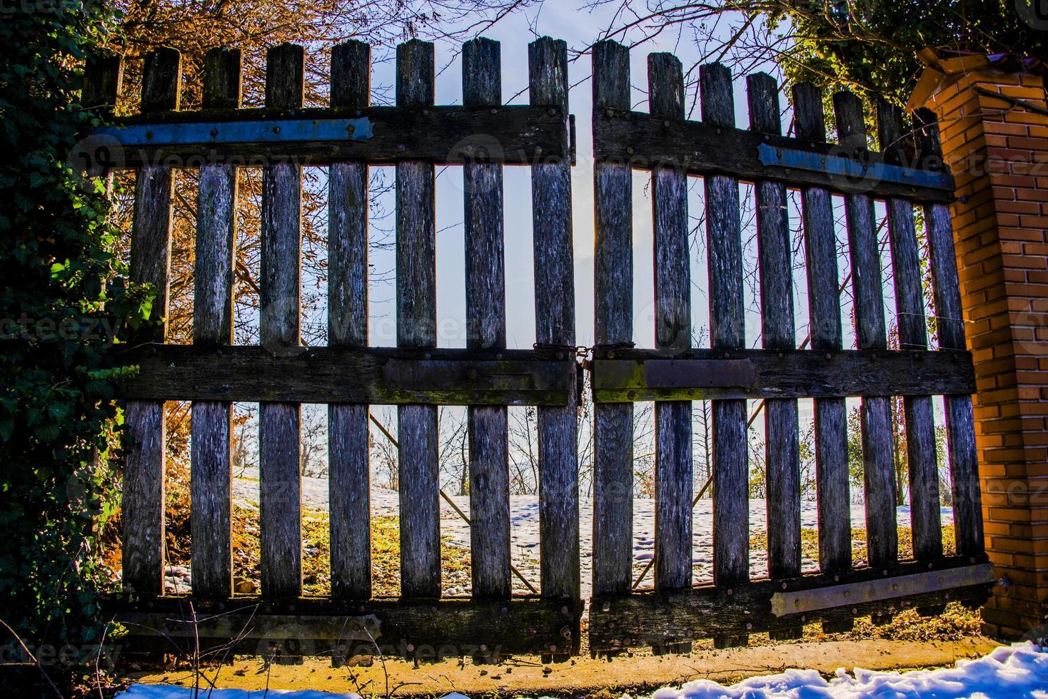 oude houten poort foto