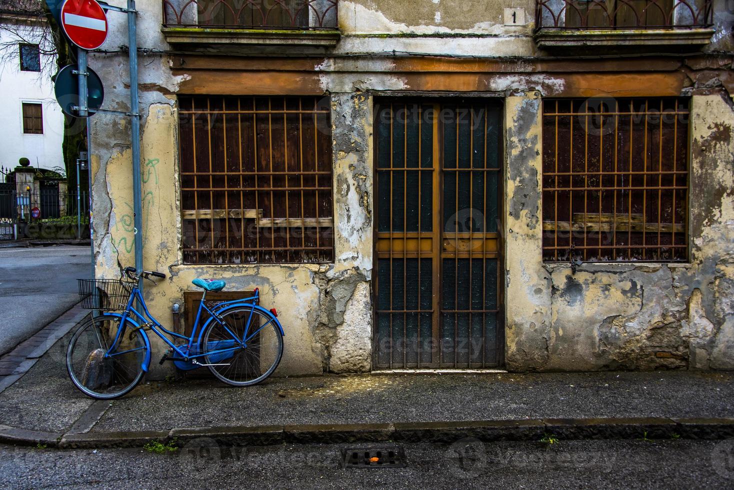 gesloten huis met blauwe fiets foto