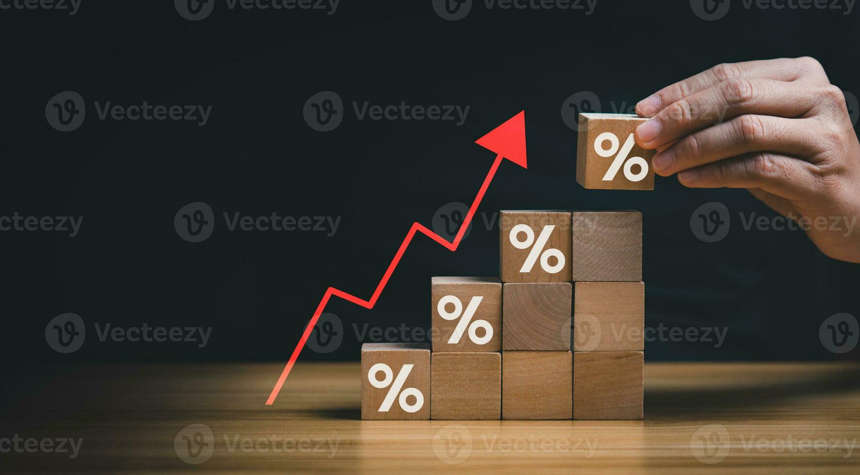 interesseren tarief financieel en hypotheek tarieven concept. houten blokken met icoon percentage symbool en pijl richten omhoog. bedrijf bedrijf groei en verkoop, interesseren tarief, belasting, echt landgoed, inflatie foto