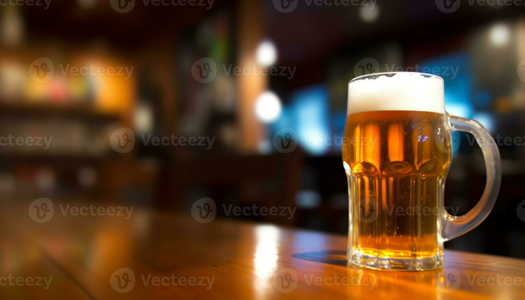 schuimig bier in goud pint glas Aan houten bar teller gegenereerd door ai foto