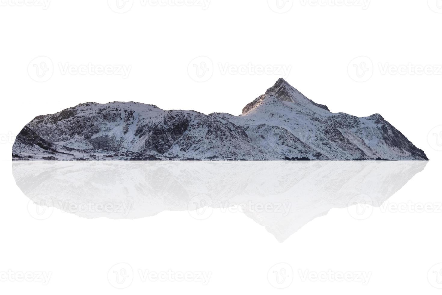 besneeuwde bergketen in de winter in noorwegen foto