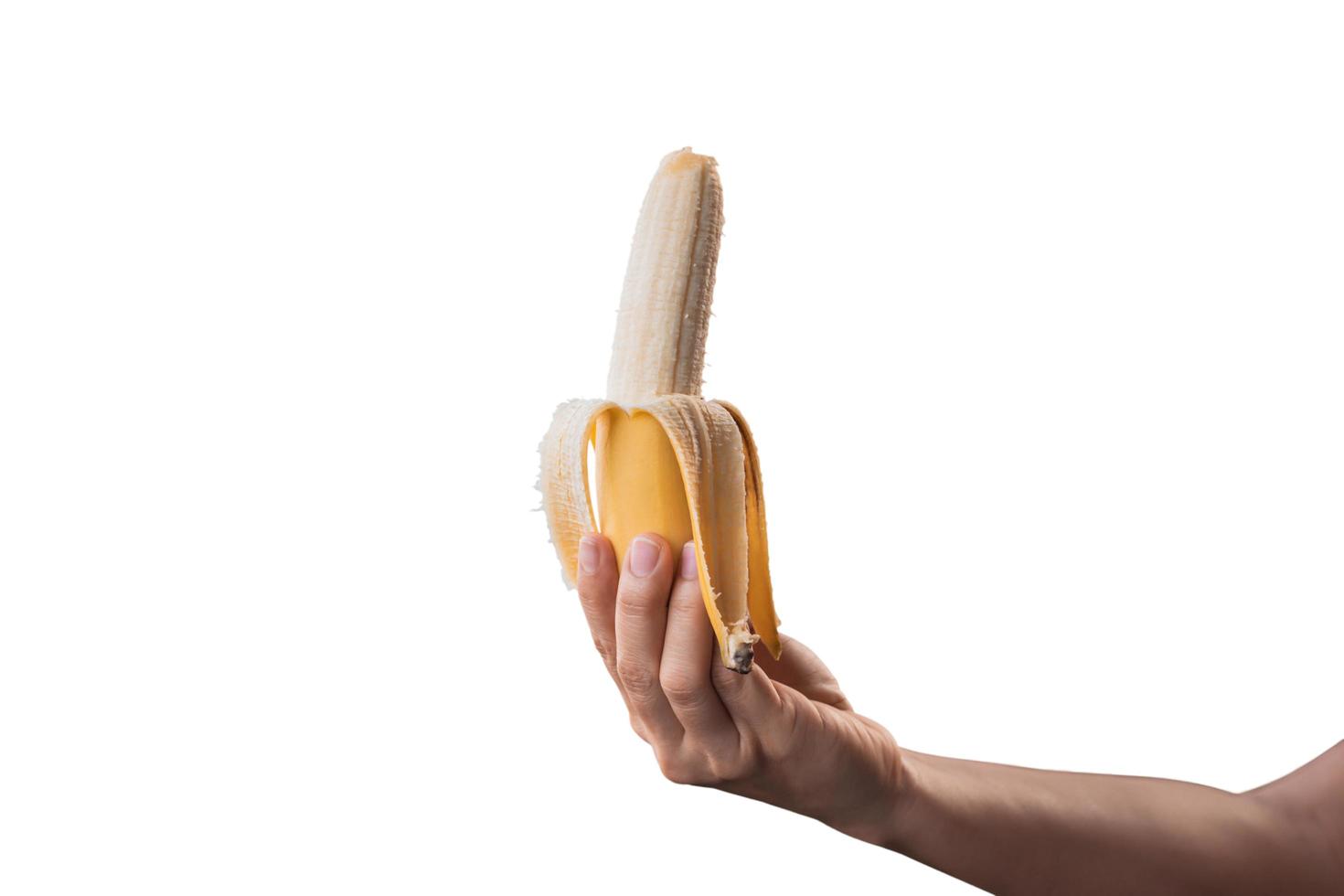 close-up een vrouw hand met een rijpe banaan geïsoleerd op een witte pagina foto