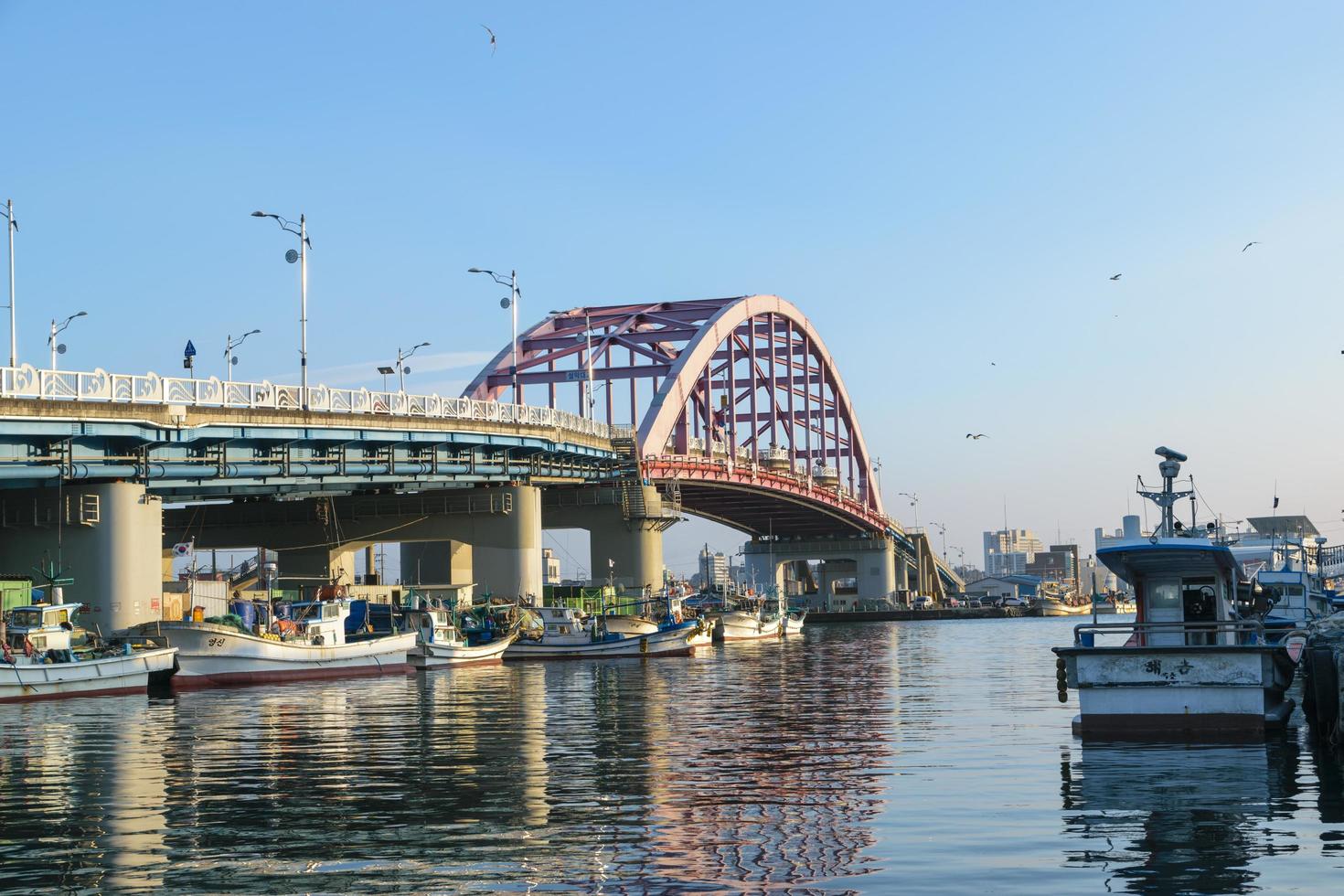 seoel, korea 2016- brug over de rivier bij vissersdorp in korea foto