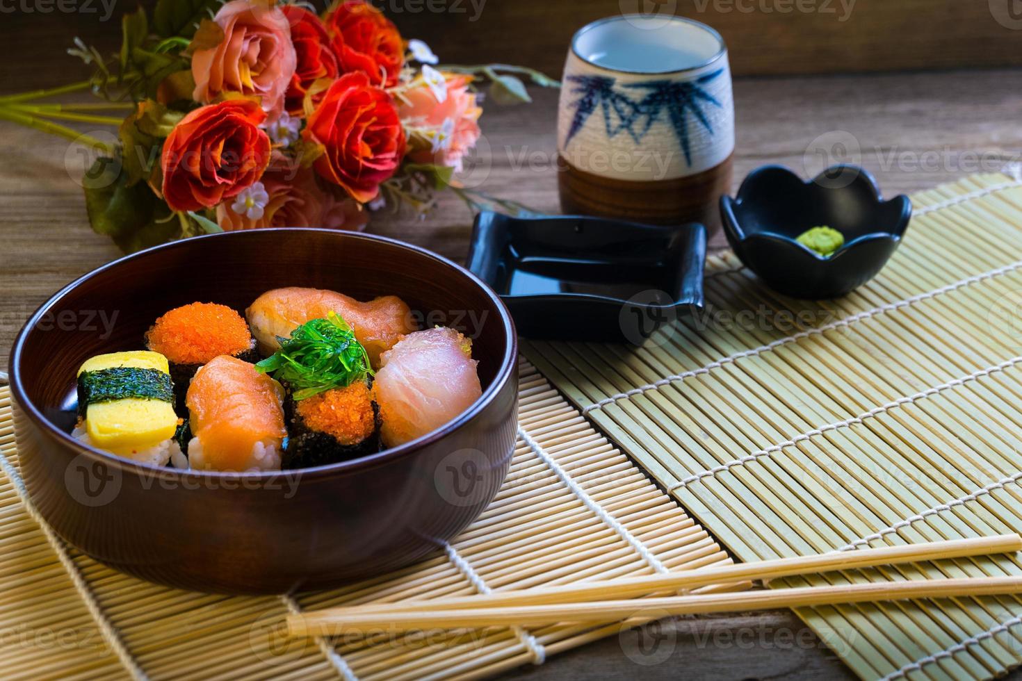 sushi set geserveerd op houten tafel foto