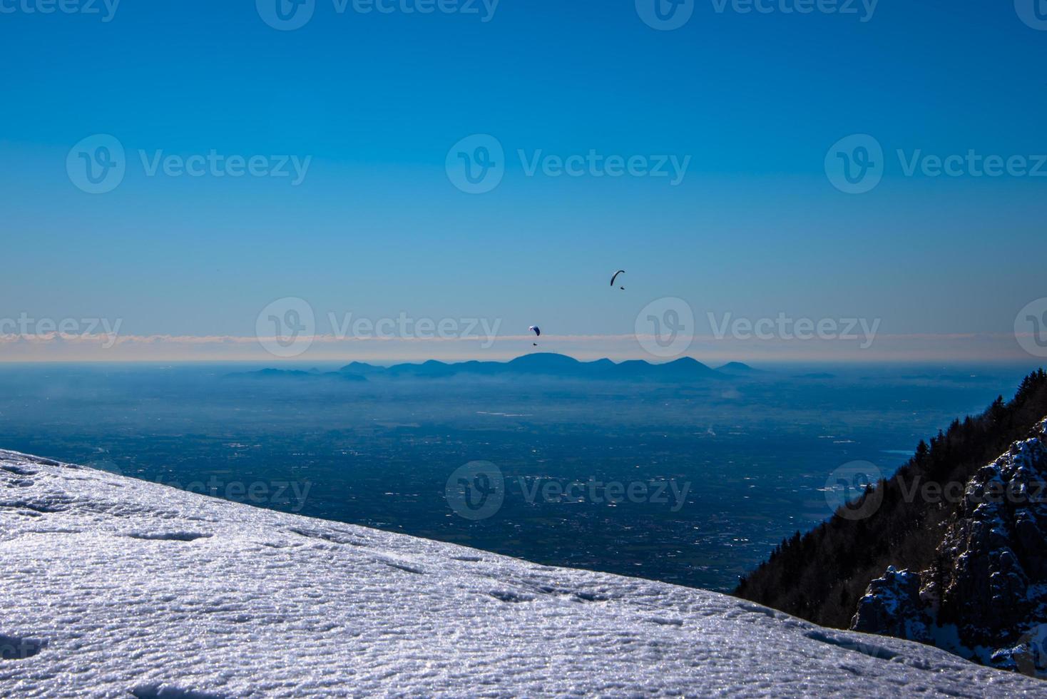 paragliding over de vlakte foto