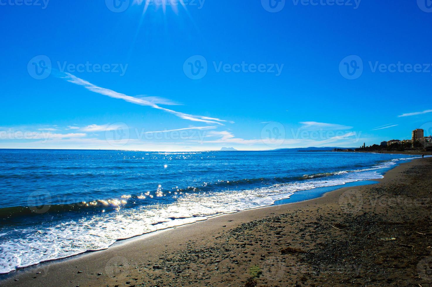 strand en zonnestralen foto