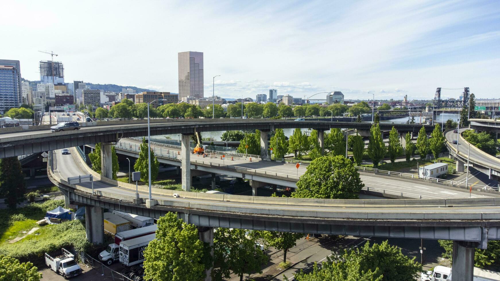 een antenne visie van snelwegen kruisende Aan de oosten- kant van Portland, Oregon foto