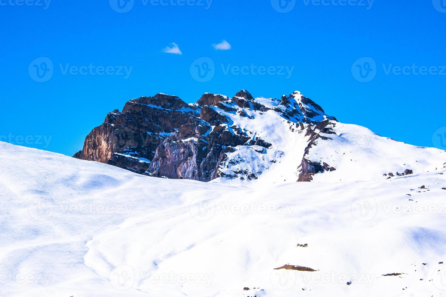bergtop in de sneeuw foto