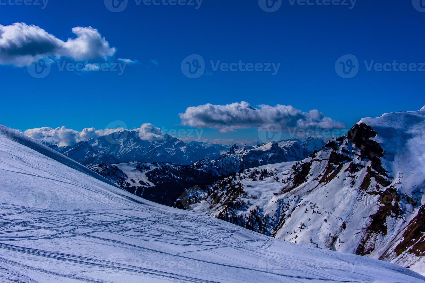 besneeuwde berglandschap met wolken foto