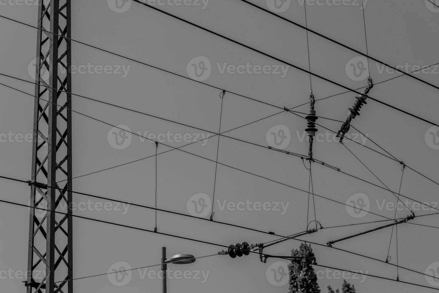 macht overhead lijnen Bij een spoorweg station foto