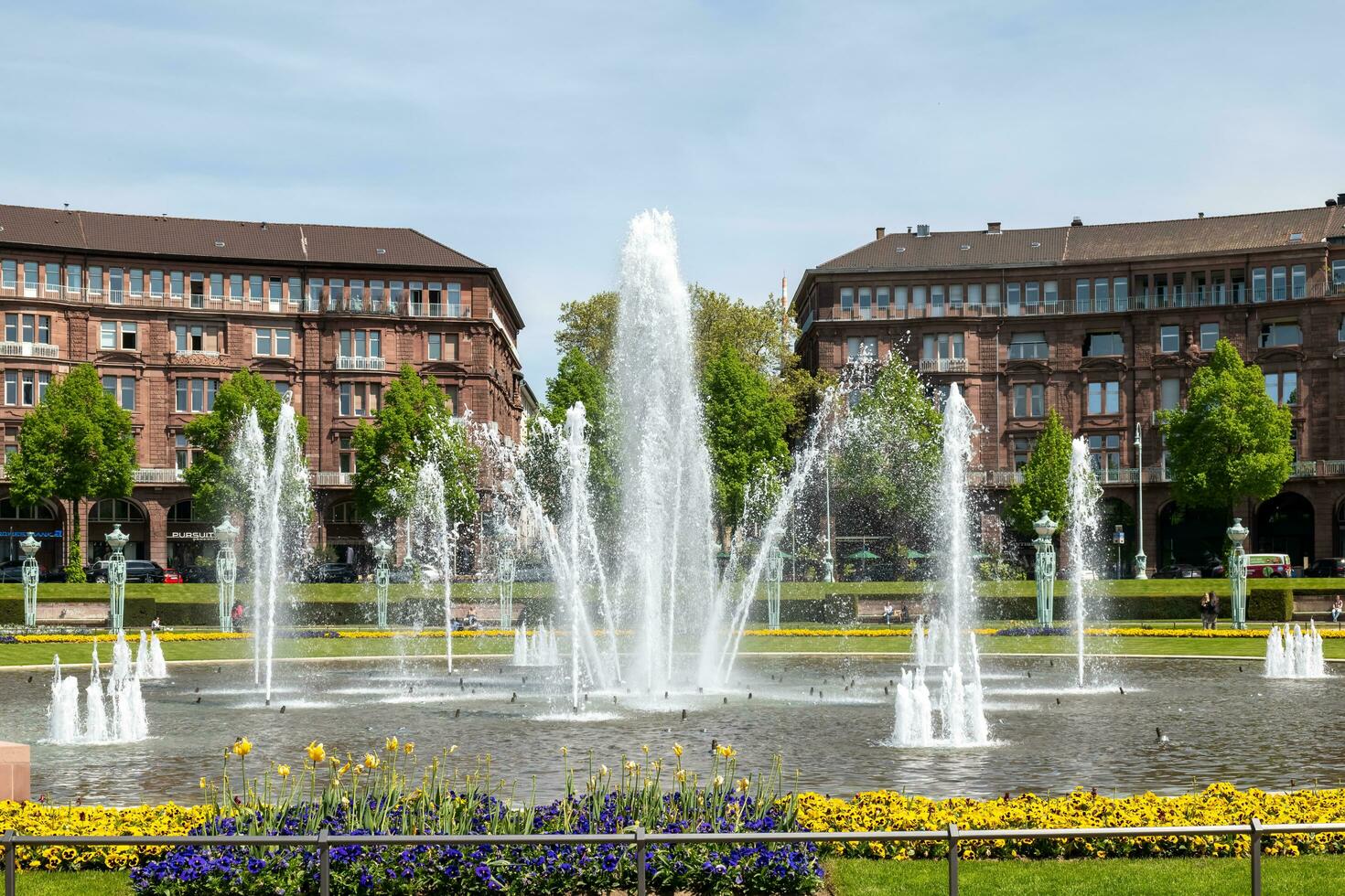 manhein, Duitsland - mei 04, 2023 fontein in de stad centrum Bij de water toren foto