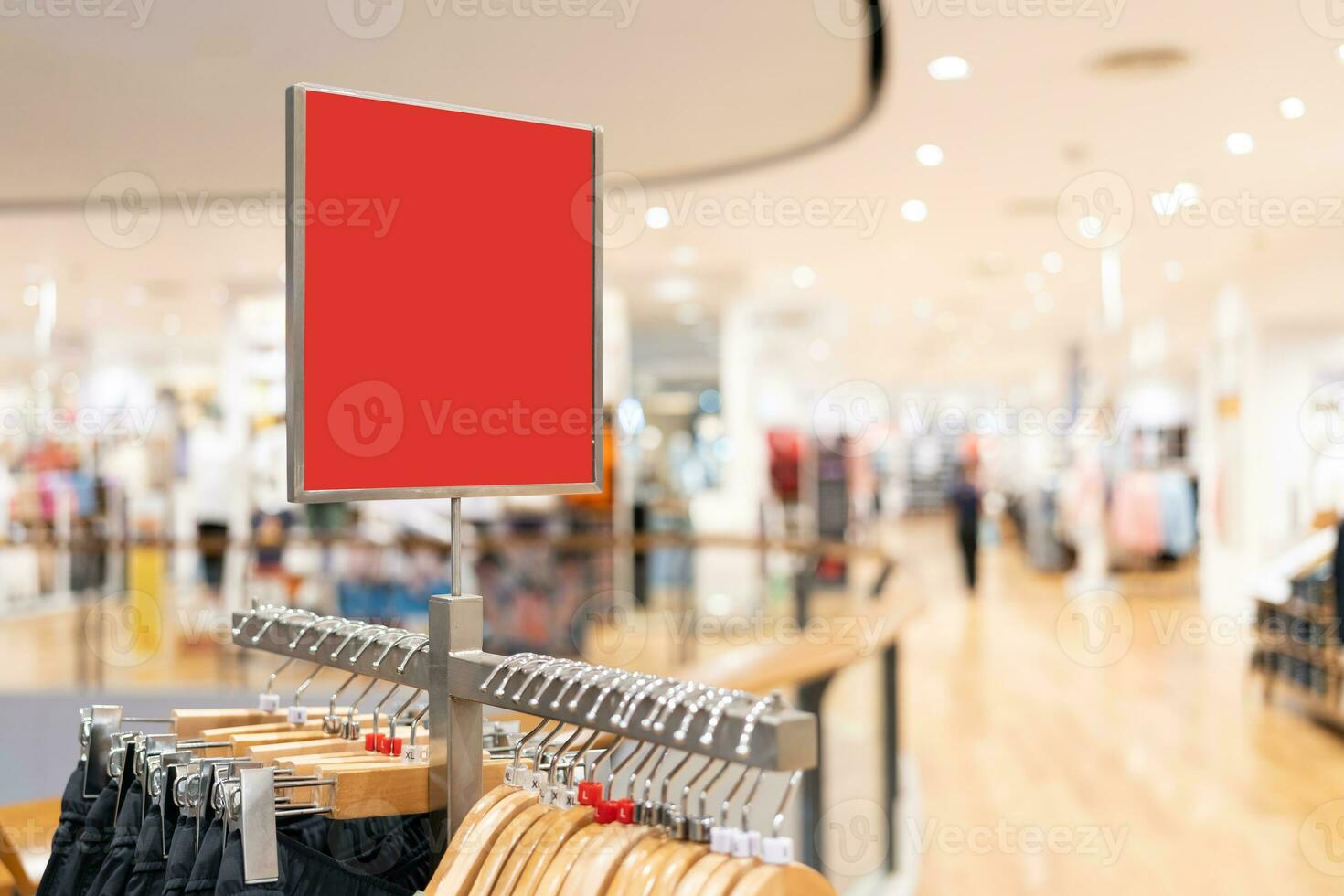 rood blanco teken binnen boodschappen doen winkelcentrum. bespotten omhoog adverteren Scherm kader instelling over- de kleren lijn in de boodschappen doen afdeling op te slaan voor winkelen, bedrijf mode en advertentie concept. foto