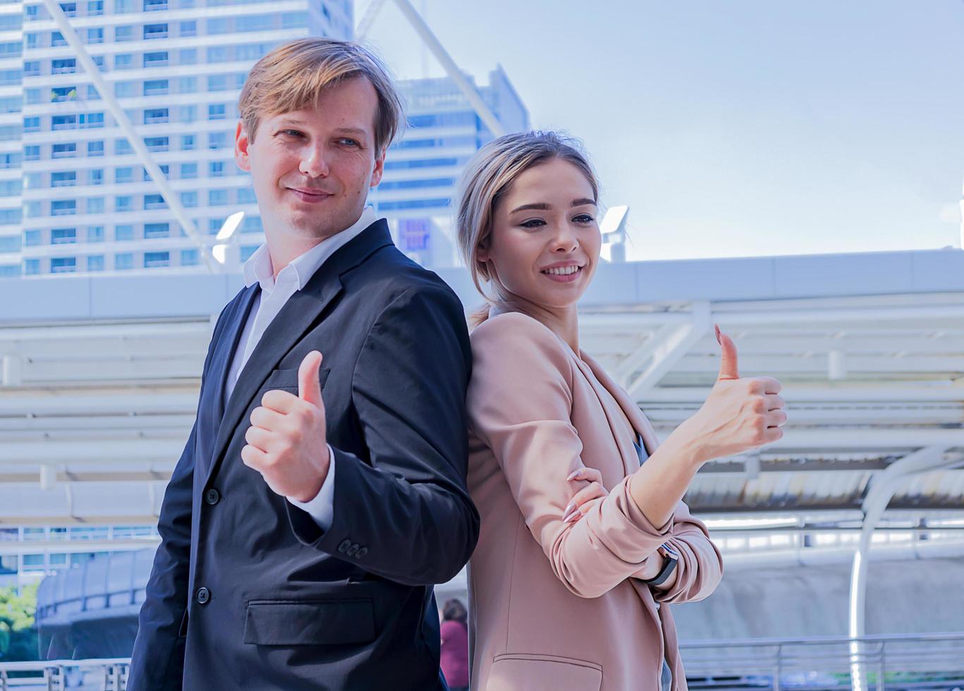 portret mooie jonge zakenmensen permanent lachend gelukkig concept van uitvoerende professionals die graag werken foto