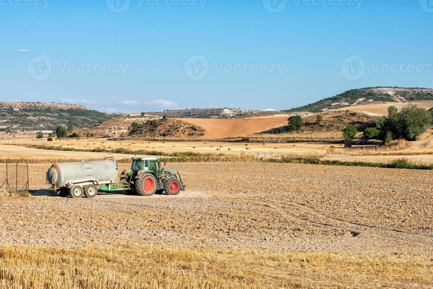 landbouwmachines die het land op een zonnige dag bewerken foto