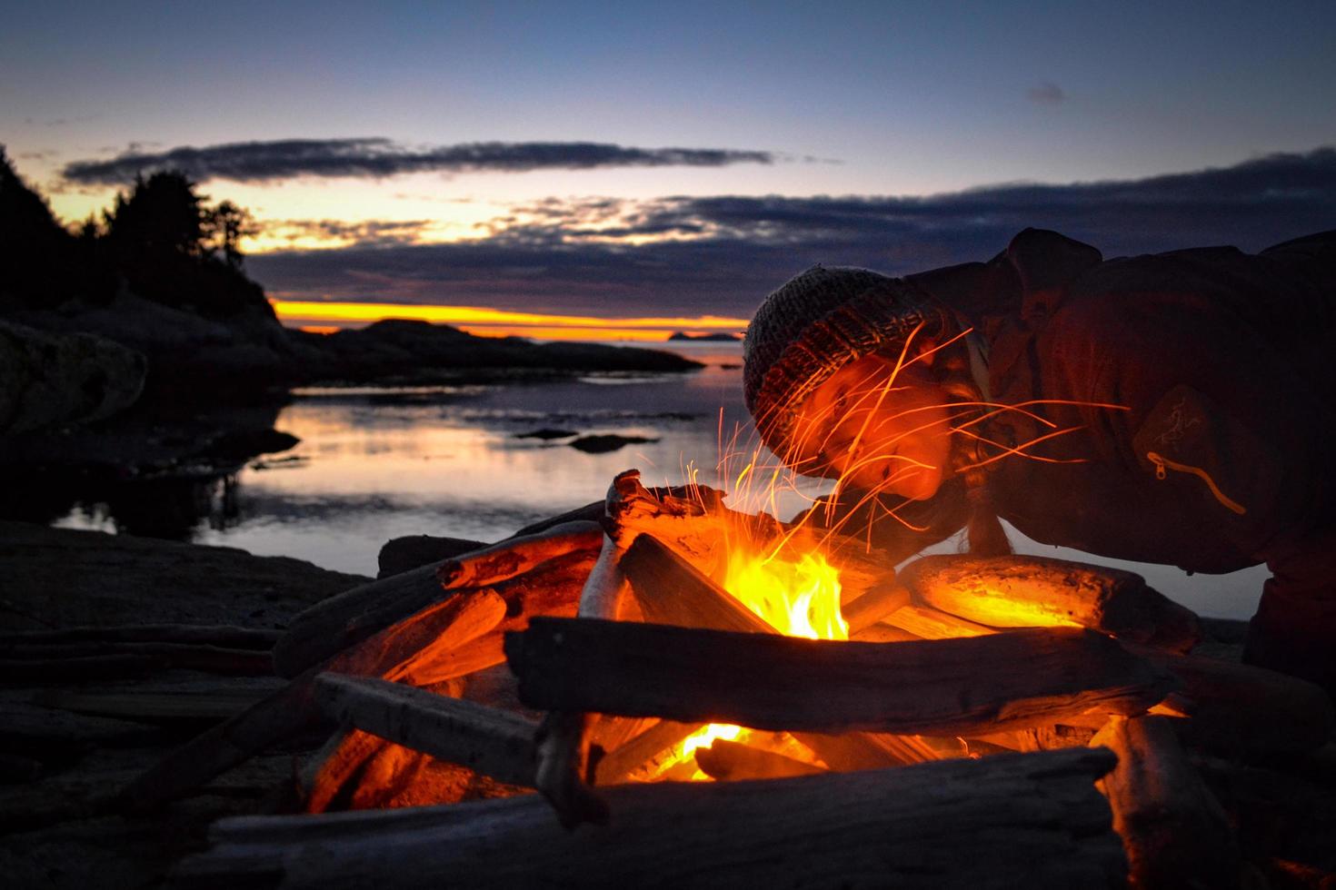 brand op bruin houten log tijdens zonsondergang foto